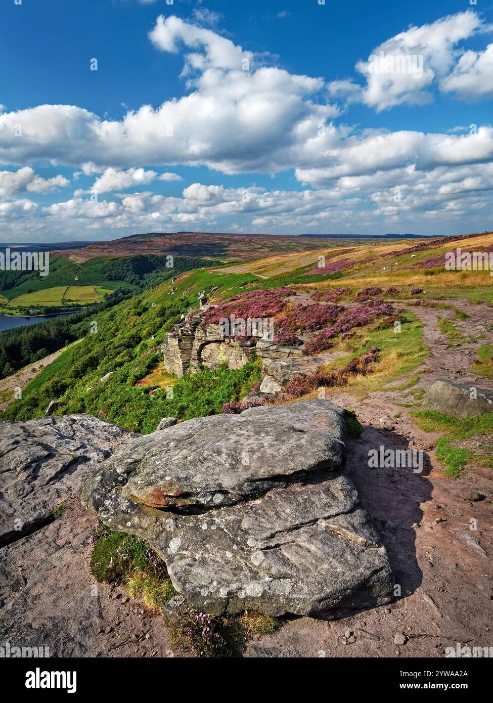 Großbritannien, Derbyshire, Peak District, Blick auf Ladybower Reservoir und Derwent Edge von Bamford Edge. Stockfoto