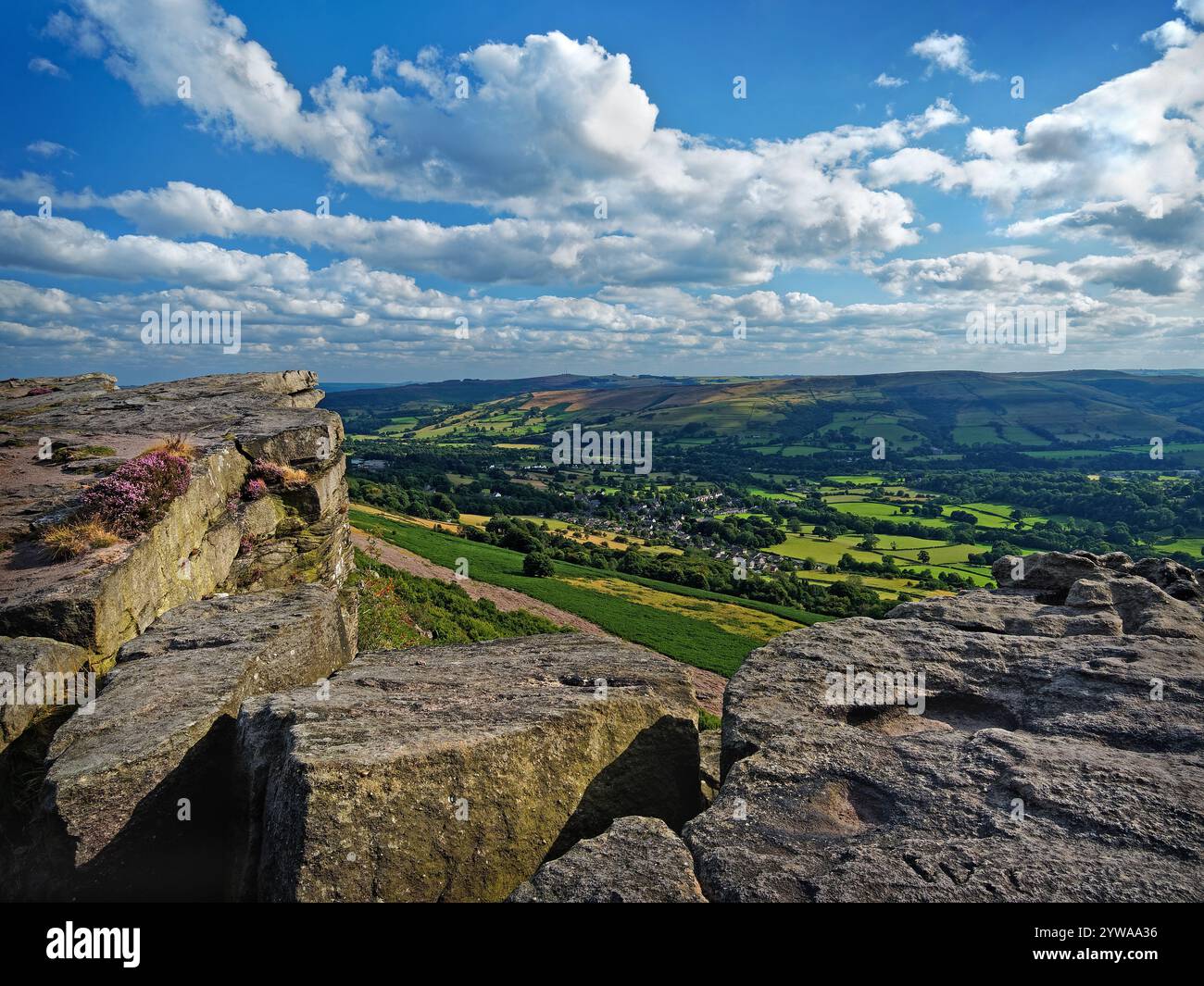 Großbritannien, Derbyshire, Peak District, Bamford Edge, großartiges Tor mit Blick auf Bamford Village. Stockfoto