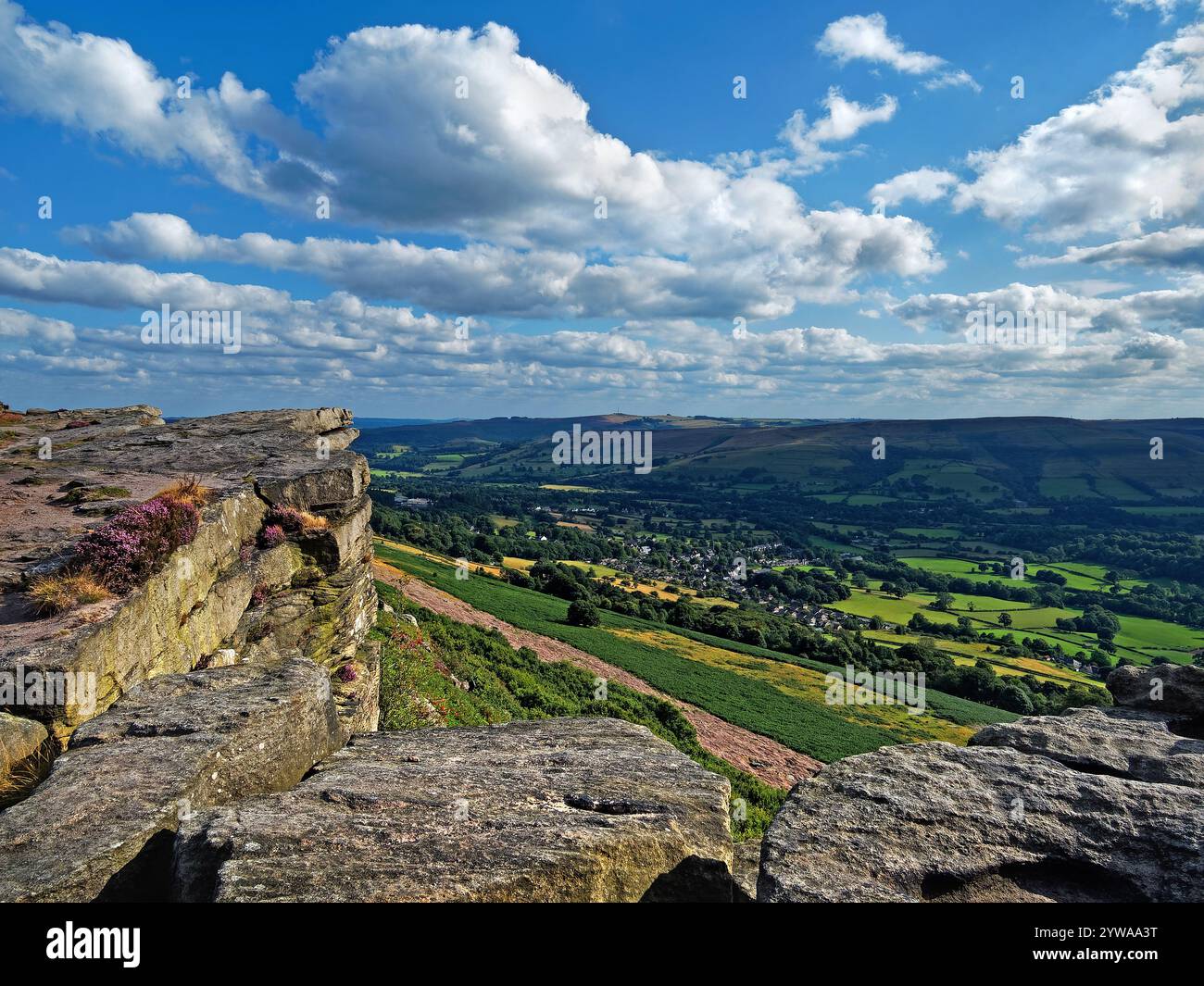 Großbritannien, Derbyshire, Peak District, Bamford Edge, großartiges Tor mit Blick auf Bamford Village. Stockfoto