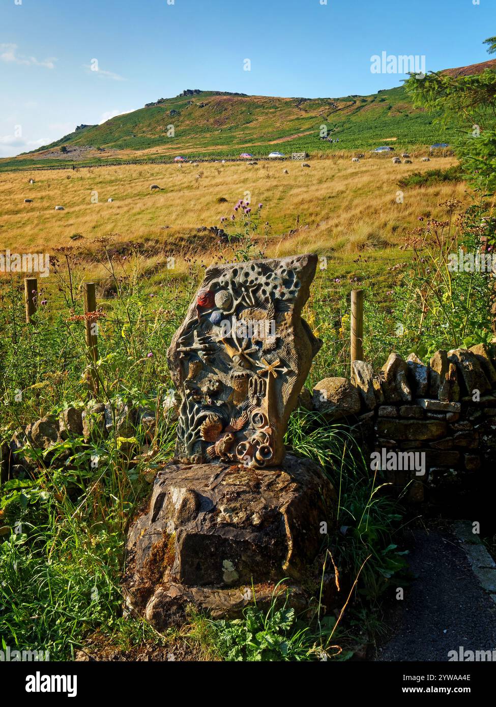 Großbritannien, Derbyshire, Peak District, Blick auf Bamford Edge von der Leeside Road. Stockfoto