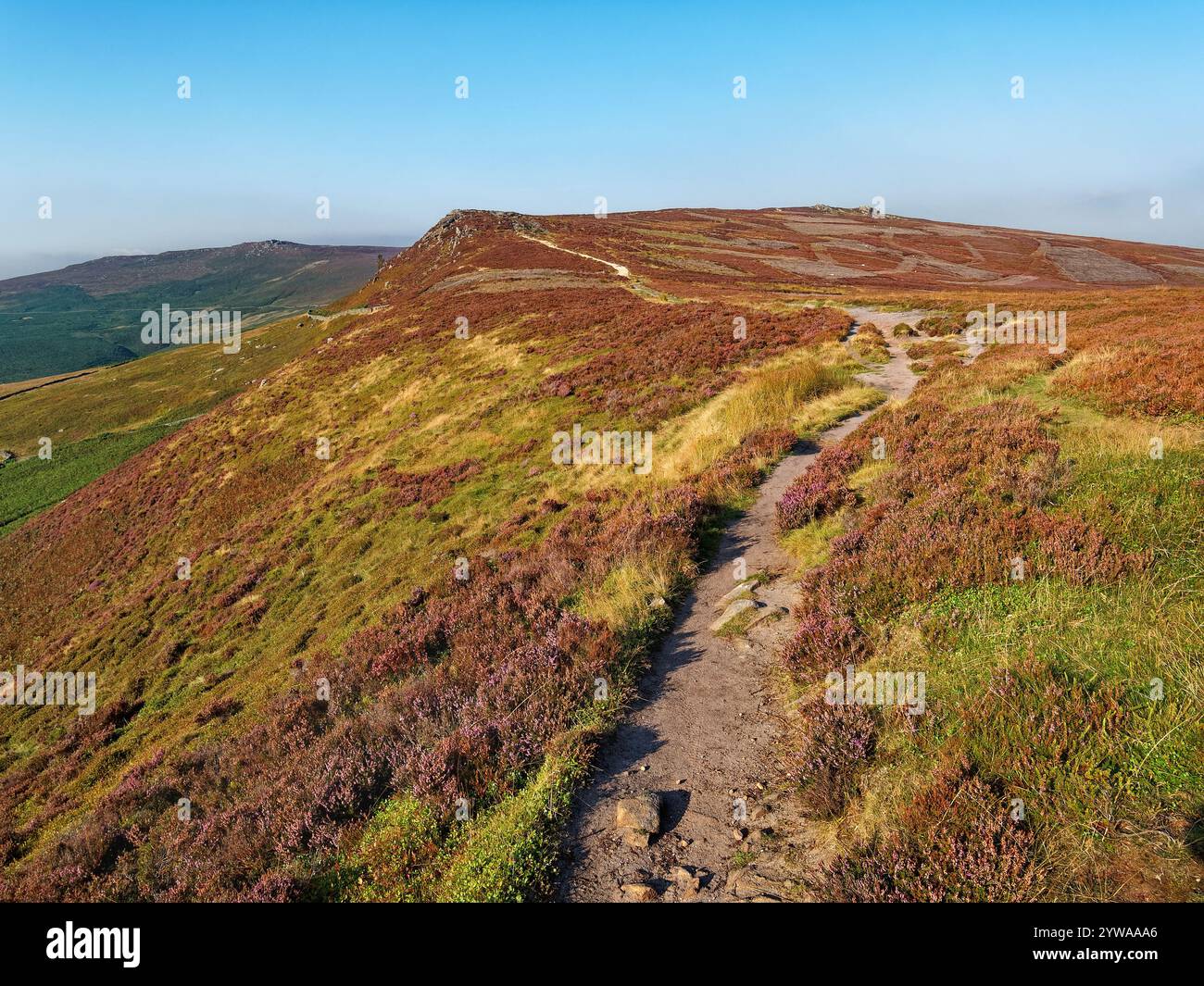 Großbritannien, Derbyshire, Peak District, Derwent Edge, Fußweg zum Whinstone Lee Tor. Stockfoto