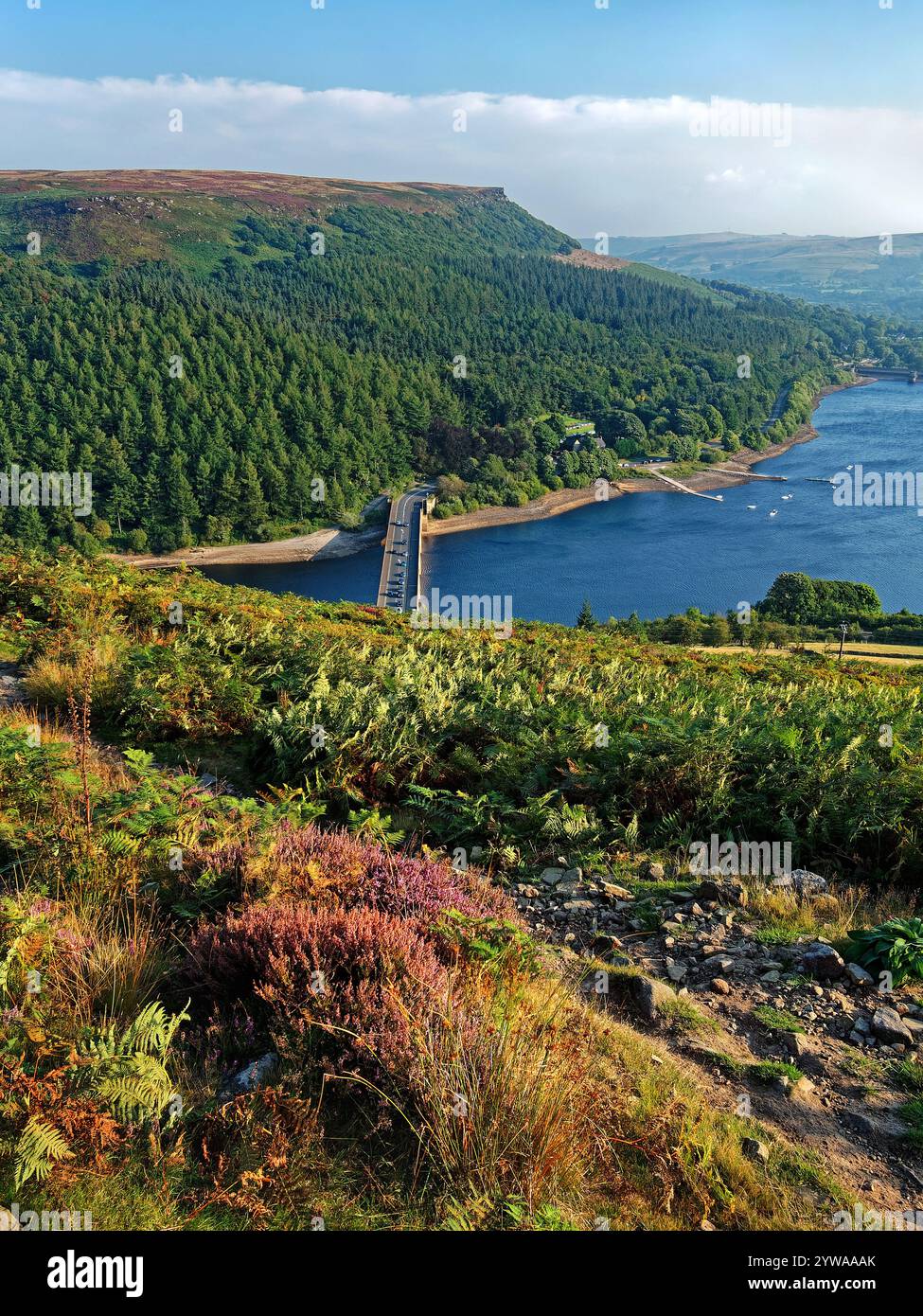 Großbritannien, Derbyshire, Peak District, Ladybower Reservoir und Bamford Edge ab Ladybower Tor. Stockfoto