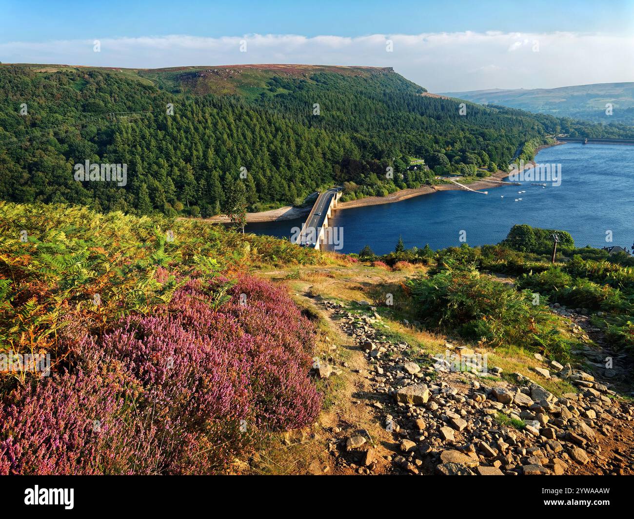 Großbritannien, Derbyshire, Peak District, Ladybower Reservoir und Bamford Edge ab Ladybower Tor. Stockfoto