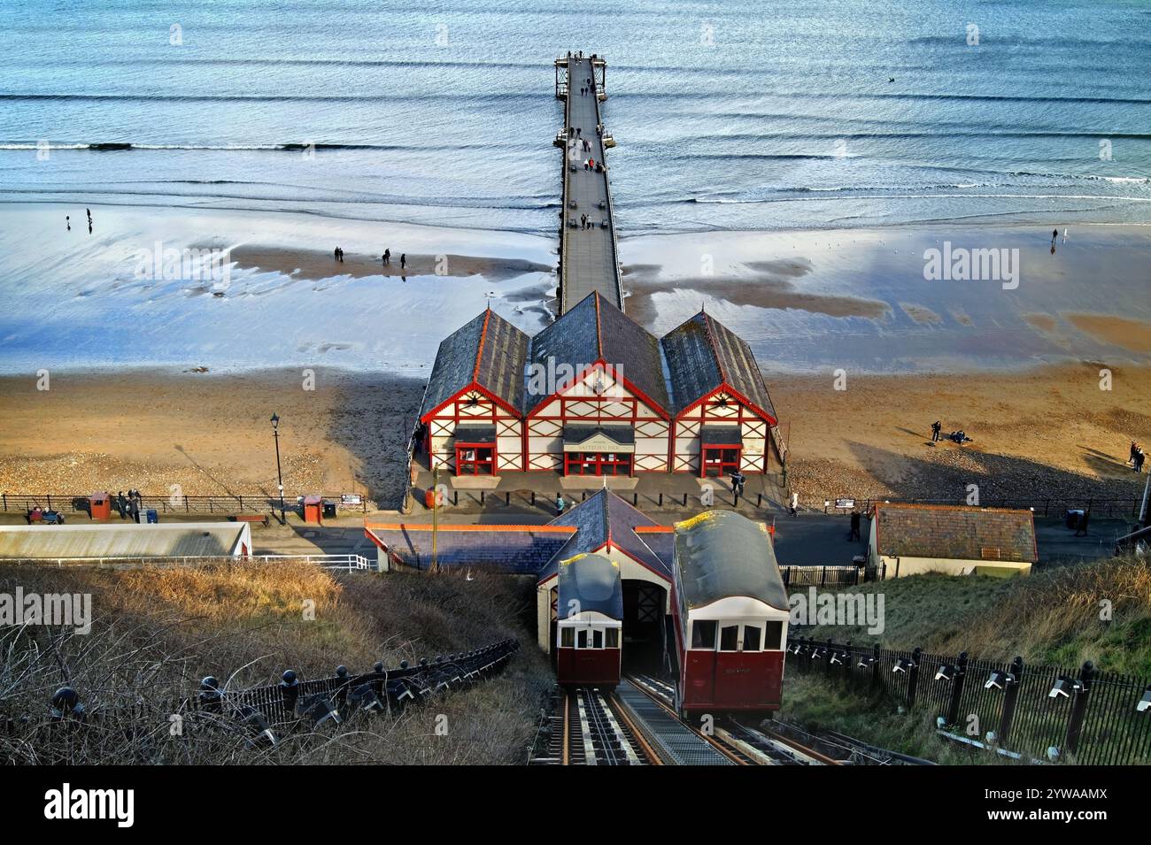 UK, North Yorkshire, Saltburn-by-the-Sea, Saltburn Cliff Lift und Pier. Stockfoto