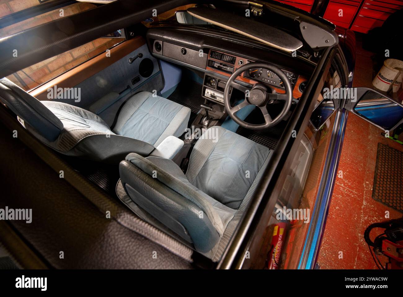 Crayford Cortina Cabriolet – klassisches britisches Verdeck aus den 1980er Jahren, das aus einer Limousine von Crayford, dem Cabriolethersteller, umgebaut wurde Stockfoto