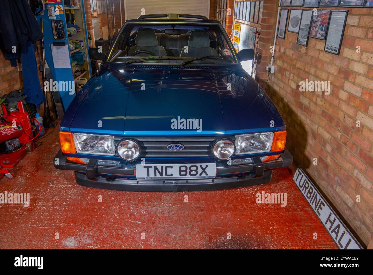 Crayford Cortina Cabriolet – klassisches britisches Verdeck aus den 1980er Jahren, das aus einer Limousine von Crayford, dem Cabriolethersteller, umgebaut wurde Stockfoto