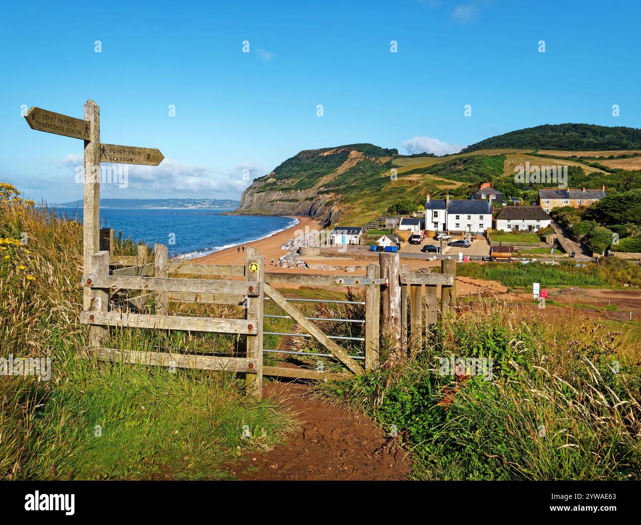UK, Dorset, Seatown Seafront, Beach und Golden Cap vom South West Coast Path. Stockfoto