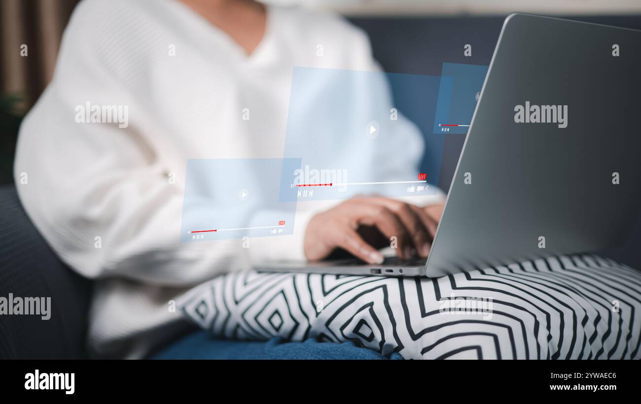 Frau, die Computer nutzt, um online zu lernen, mit Webinar, Internetunterricht, Webinar, Online-Konzept für Bildung, Video-Tutorial, Bildungskonzept, Technol Stockfoto