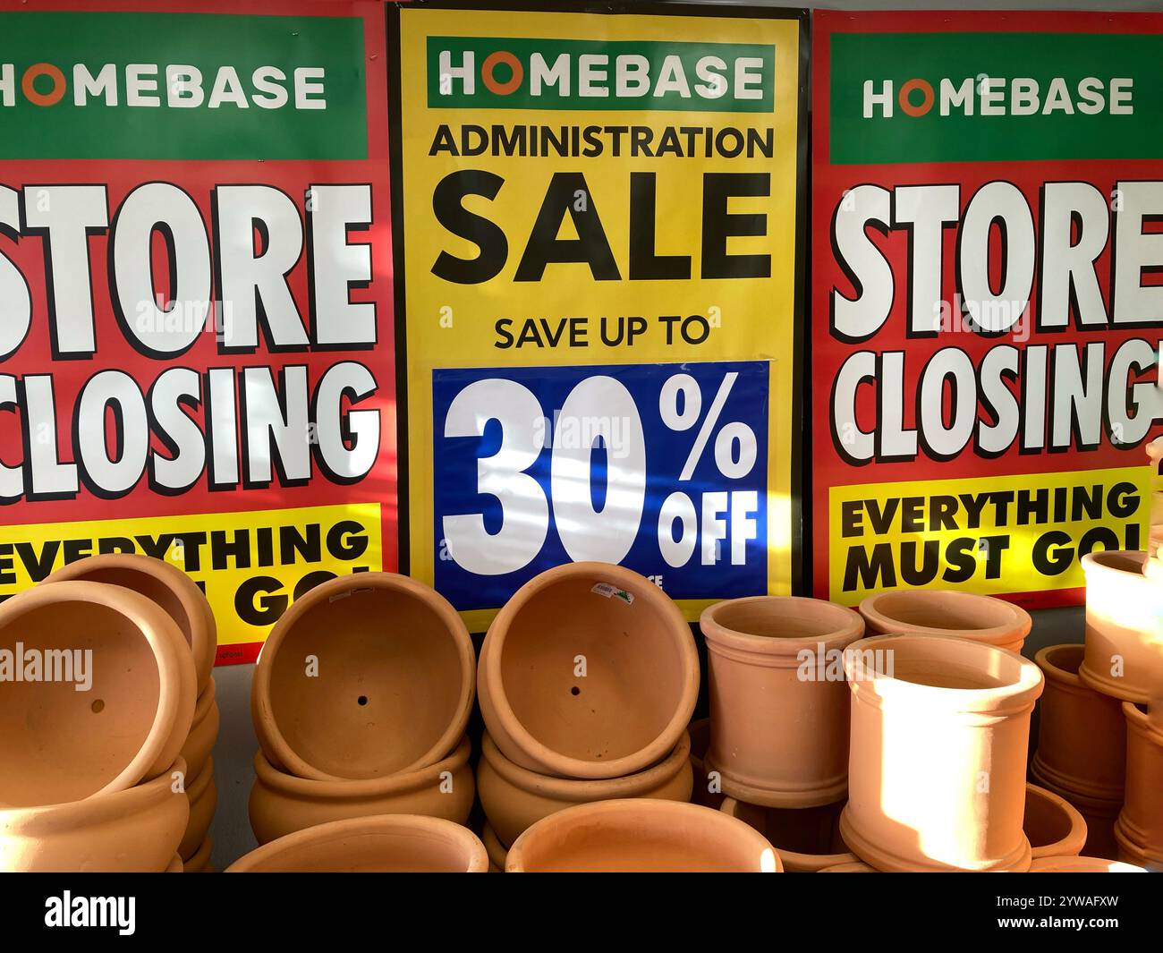 Der Homebase-Laden im Craigleith Retail Park schließt mit dem Verkauf von „alles muss gehen“ in Edinburgh, Schottland - Smartphone-aufgenommenes Stockfoto