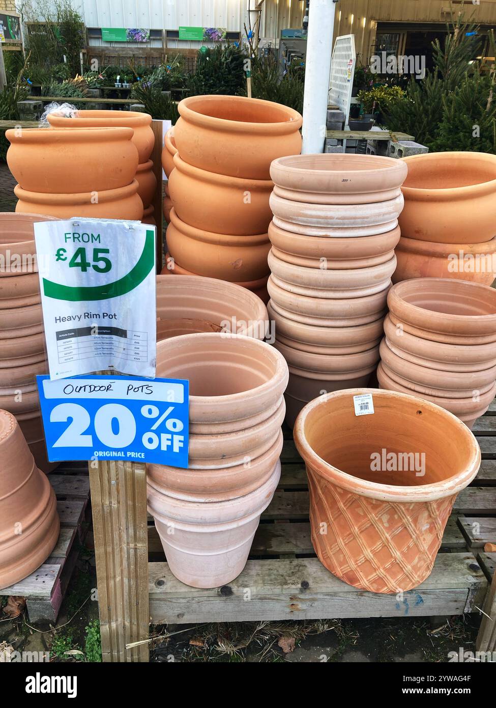 Terrakotta-Töpfe zum Verkauf im lokalen Gartenzentrum - Smartphone-aufgenommenes Stockfoto