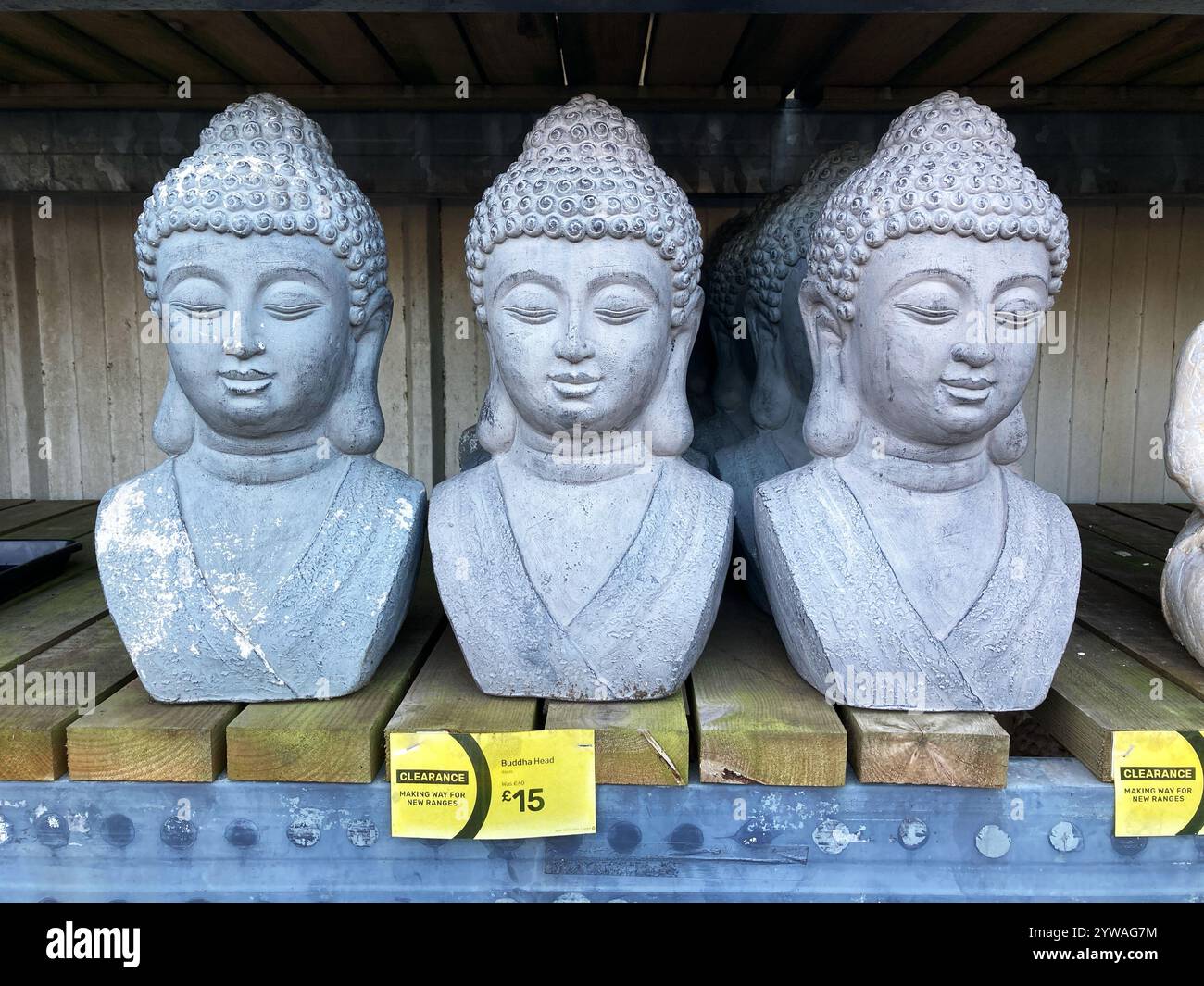 Dekorative Buddha-Köpfe zum Verkauf im örtlichen Gartenzentrum Stockfoto