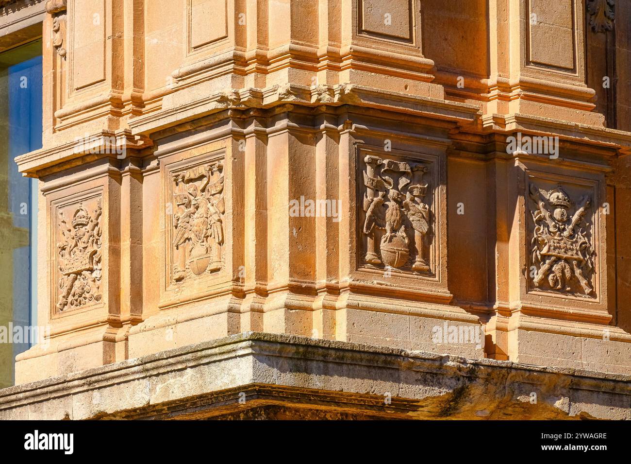 Granada, Spanien - 20. September 2024: Dekorative Reliefschnitzereien an den Außensäulen des Palastes Karl V. in der Alhambra. Stockfoto