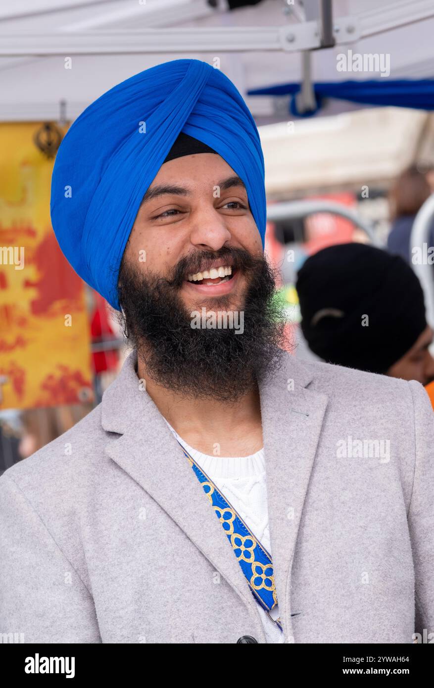 Junger Sikh-Mann beim Vaisakhi Festival auf dem Trafalgar Square, der Veranstaltung zur Feier der Sikh-Kultur und der jährlichen Frühlingsernte im Sikh-Kalender. Stockfoto