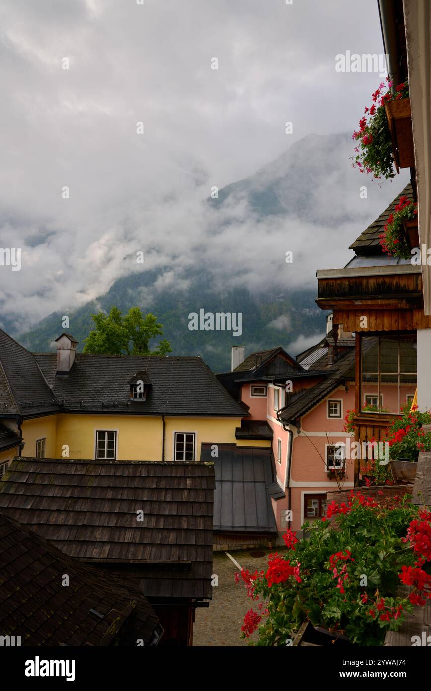 Nebeldach Hallstatt Austria vertikal. Nebliger Blick auf das wunderschöne Hallstätter Dorf am Hallstatter See in den österreichischen Alpen. Stockfoto