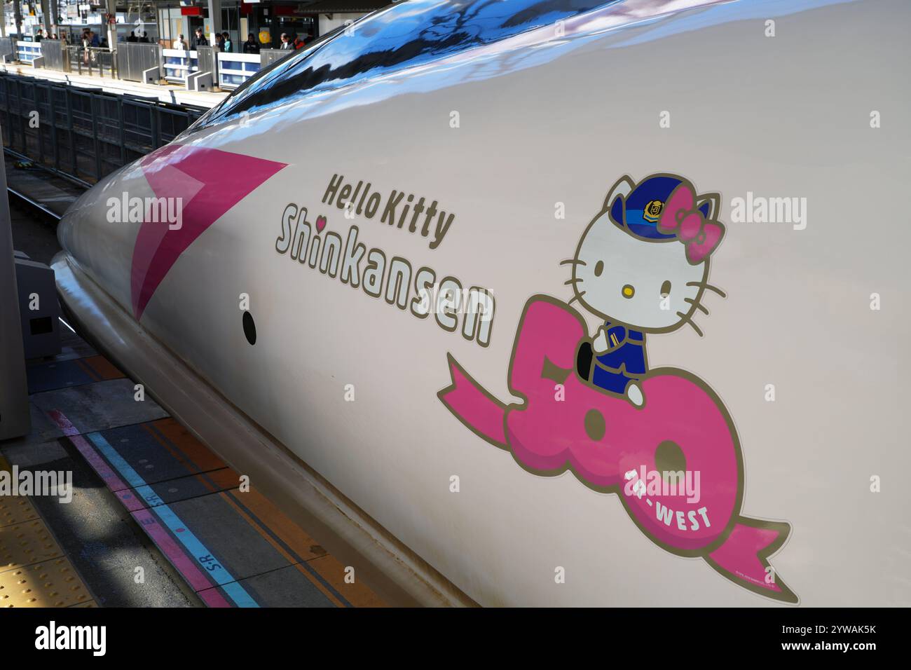 OSAKA, JAPAN – 9. November 2024 – Ansicht der Sonderlackierung Hello Kitty Shinkansen, ein Hochgeschwindigkeitszug, der auf der Sanyo-Strecke zwischen Osaka und H verkehrt Stockfoto