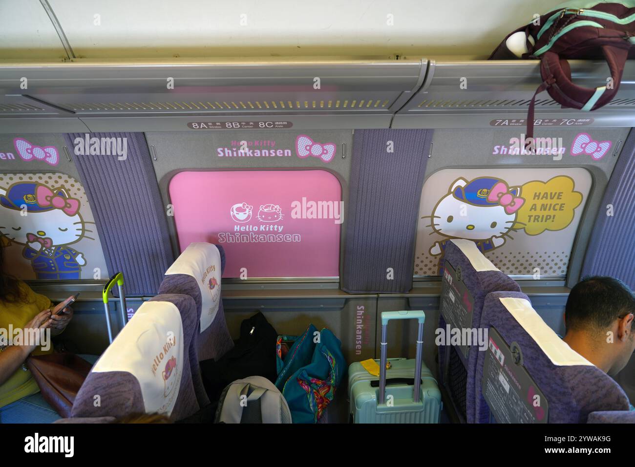 OSAKA, JAPAN – 9. November 2024 – Ansicht der Sonderlackierung Hello Kitty Shinkansen, ein Hochgeschwindigkeitszug, der auf der Sanyo-Strecke zwischen Osaka und H verkehrt Stockfoto