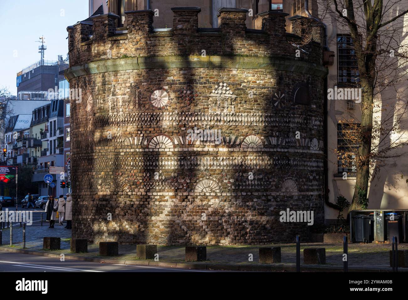 Der römische Turm an der Zeughausstraße war der nordwestliche Turm der römischen Stadtmauer in Köln. Der Roemerturm an der Zeughausstrass Stockfoto