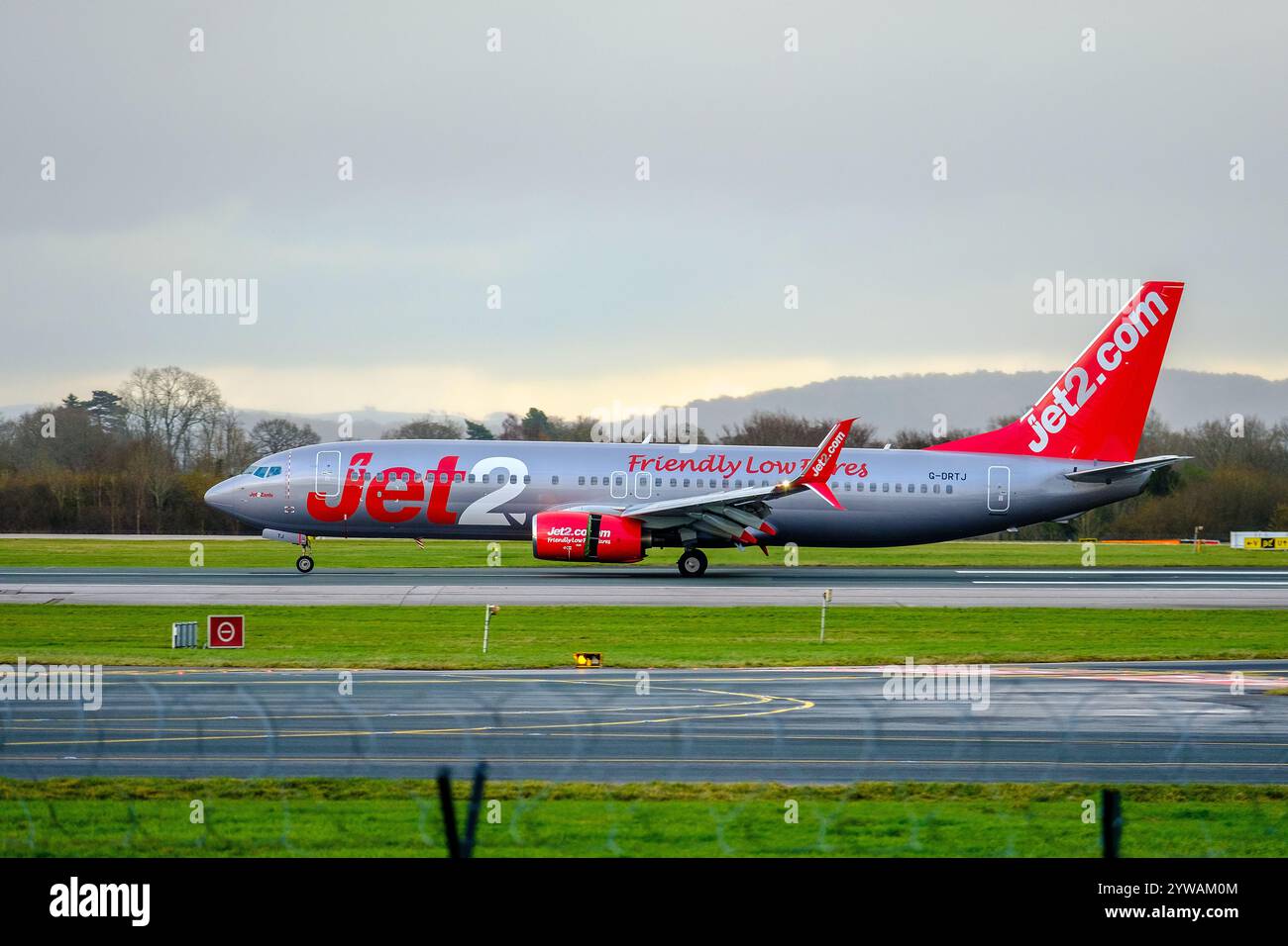 Ein Jet2-Flugzeug auf der Start- und Landebahn am Flughafen Manchester Stockfoto