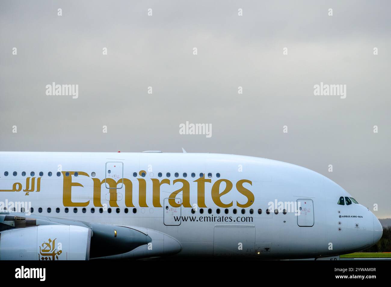 Ein Emirates-Flugzeug auf der Landebahn am Flughafen Manchester Stockfoto