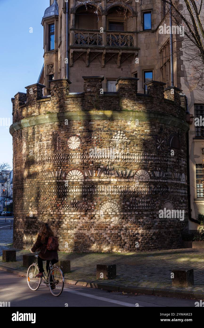 Der römische Turm an der Zeughausstraße war der nordwestliche Turm der römischen Stadtmauer in Köln. Der Roemerturm an der Zeughausstrass Stockfoto