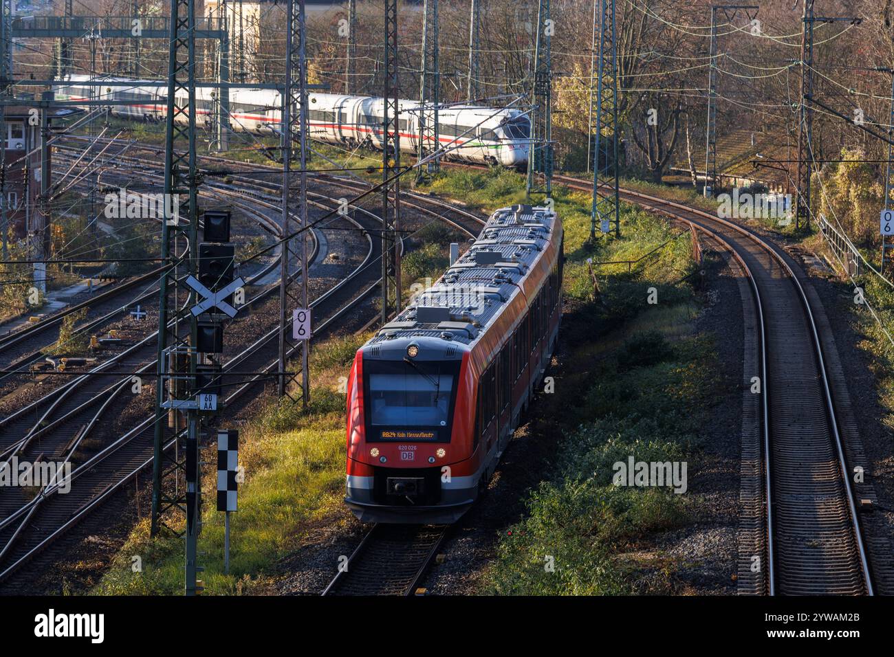 Regionalzug und ICE-Hochgeschwindigkeitszug auf Gleisen in der Nähe des Mediaparks, Köln. Regionalbahn und ICE auf Bahntrasse am Mediapark, Köln, Deutschla Stockfoto