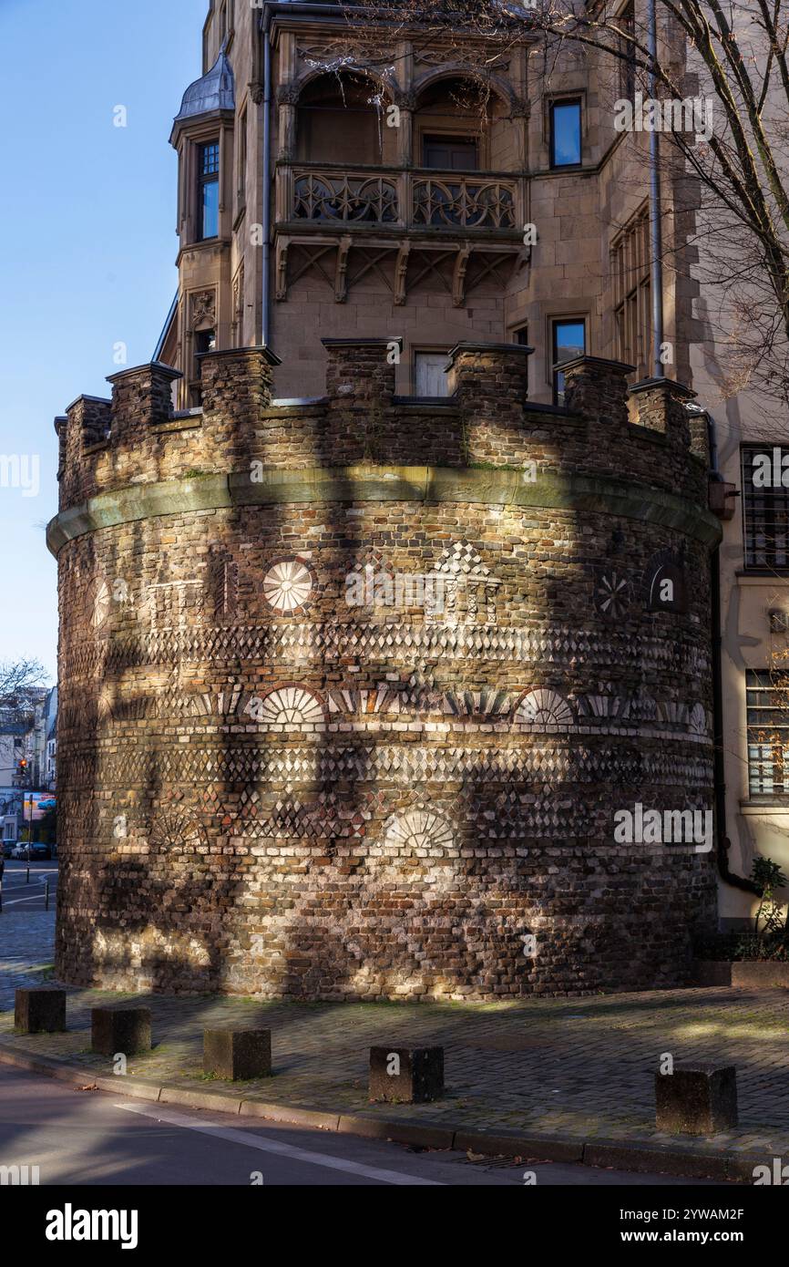Der römische Turm an der Zeughausstraße war der nordwestliche Turm der römischen Stadtmauer in Köln. Der Roemerturm an der Zeughausstrass Stockfoto