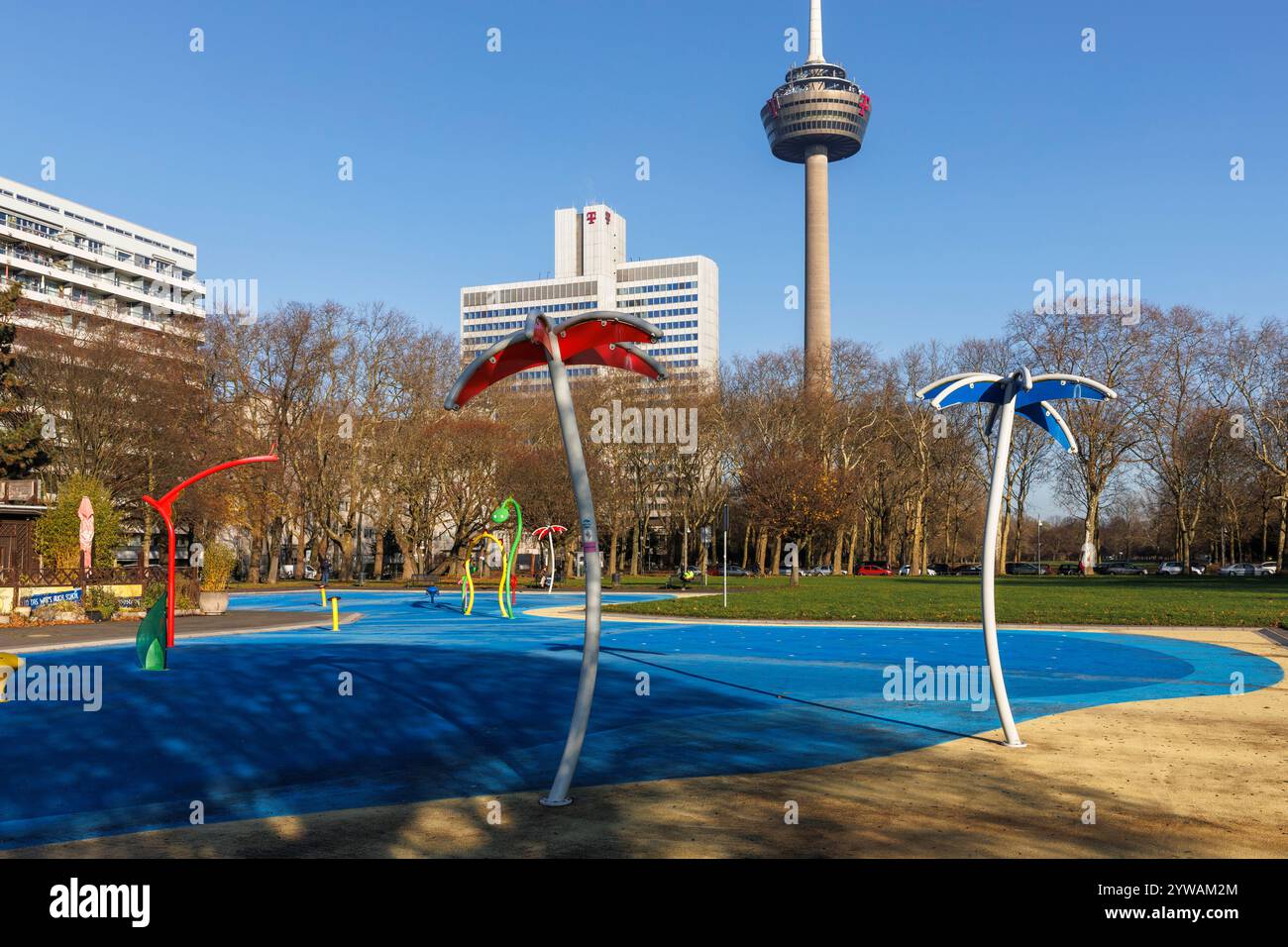 Wasserspielplatz in der Nähe der Venloer Straße im Innerer Grünguertel, Colonius Fernsehturm, Köln, Deutschland. Wasserspielplatz nahe Venloer Straße in d Stockfoto