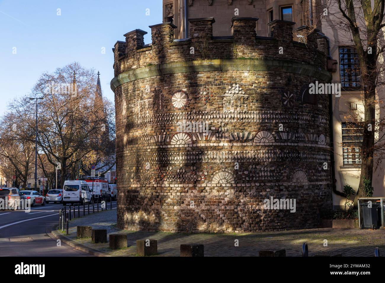 Der römische Turm an der Zeughausstraße war der nordwestliche Turm der römischen Stadtmauer in Köln. Der Roemerturm an der Zeughausstrass Stockfoto
