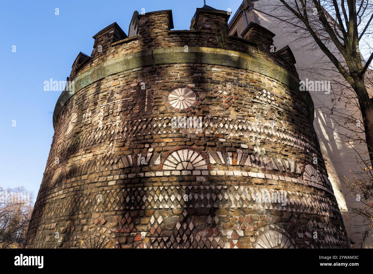 Der römische Turm an der Zeughausstraße war der nordwestliche Turm der römischen Stadtmauer in Köln. Der Roemerturm an der Zeughausstrass Stockfoto