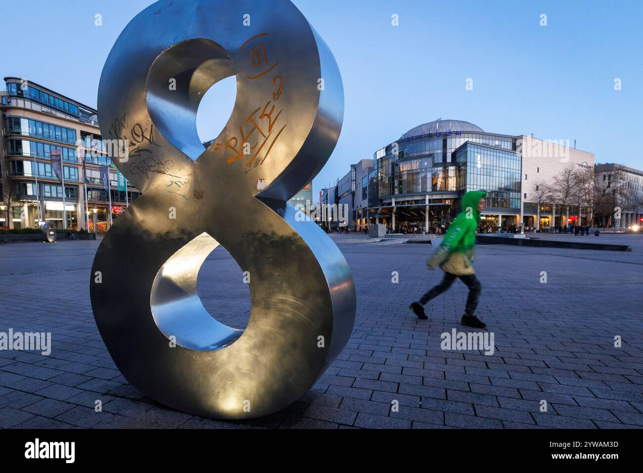 Übergroßes Haus Nr. 8 am Mediapark, im Hintergrund das Kino Cinedom, Köln, Deutschland. Uebergrosse Hausnummer 8 im Mediapark, im Hintergru Stockfoto