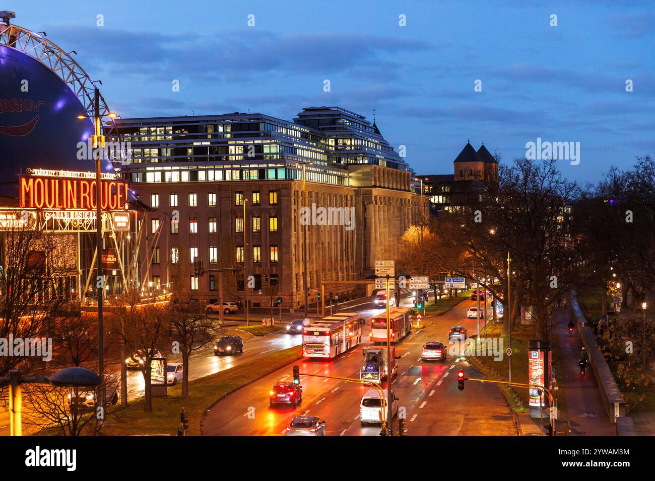 Blick auf das Bürogebäude „neue Direktion“ auf der Straße Konrad-Adenauer-Ufer, Hauptsitz der Europäischen Agentur für Flugsicherheit (EASA), links Stockfoto