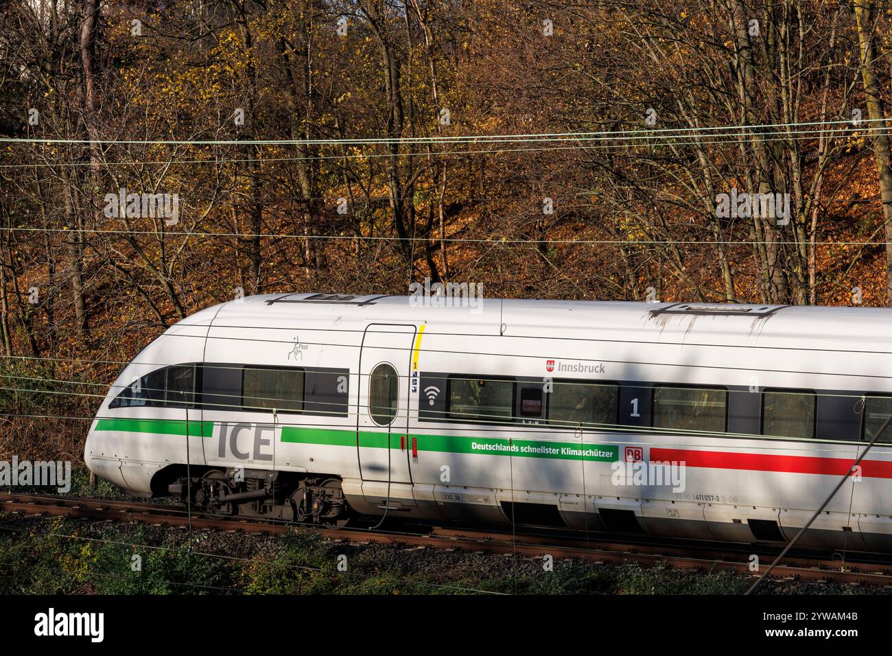 Hochgeschwindigkeitszug ICE 3 auf den Gleisen bei Mediapark, Köln. Hochgeschwindigkeitszug ICE 3 auf den Gleisen am Mediapark, Köln, Deutschland. Stockfoto