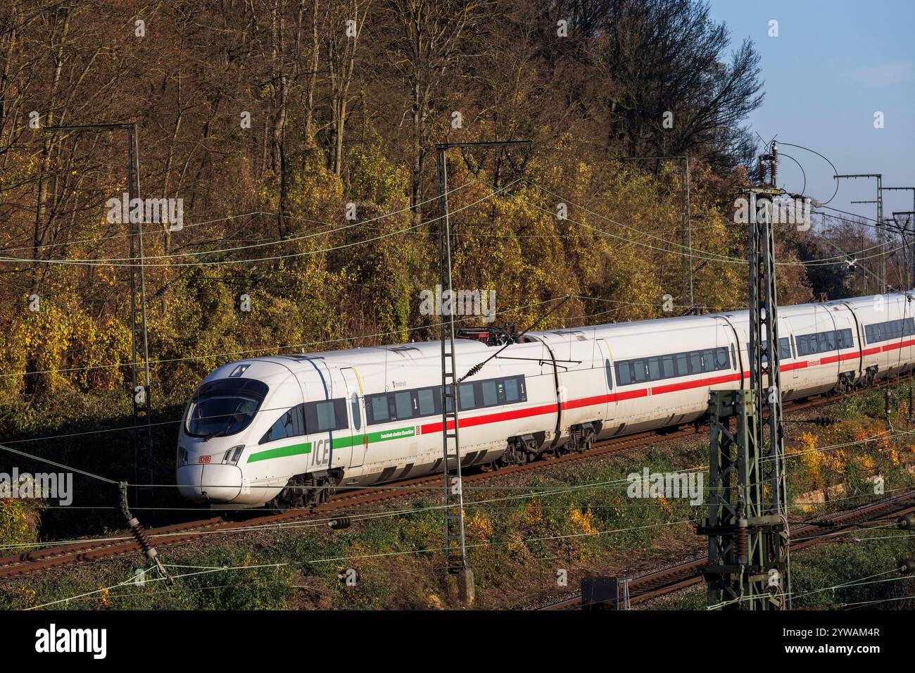 Hochgeschwindigkeitszug ICE 3 auf den Gleisen bei Mediapark, Köln. Hochgeschwindigkeitszug ICE 3 auf den Gleisen am Mediapark, Köln, Deutschland. Stockfoto