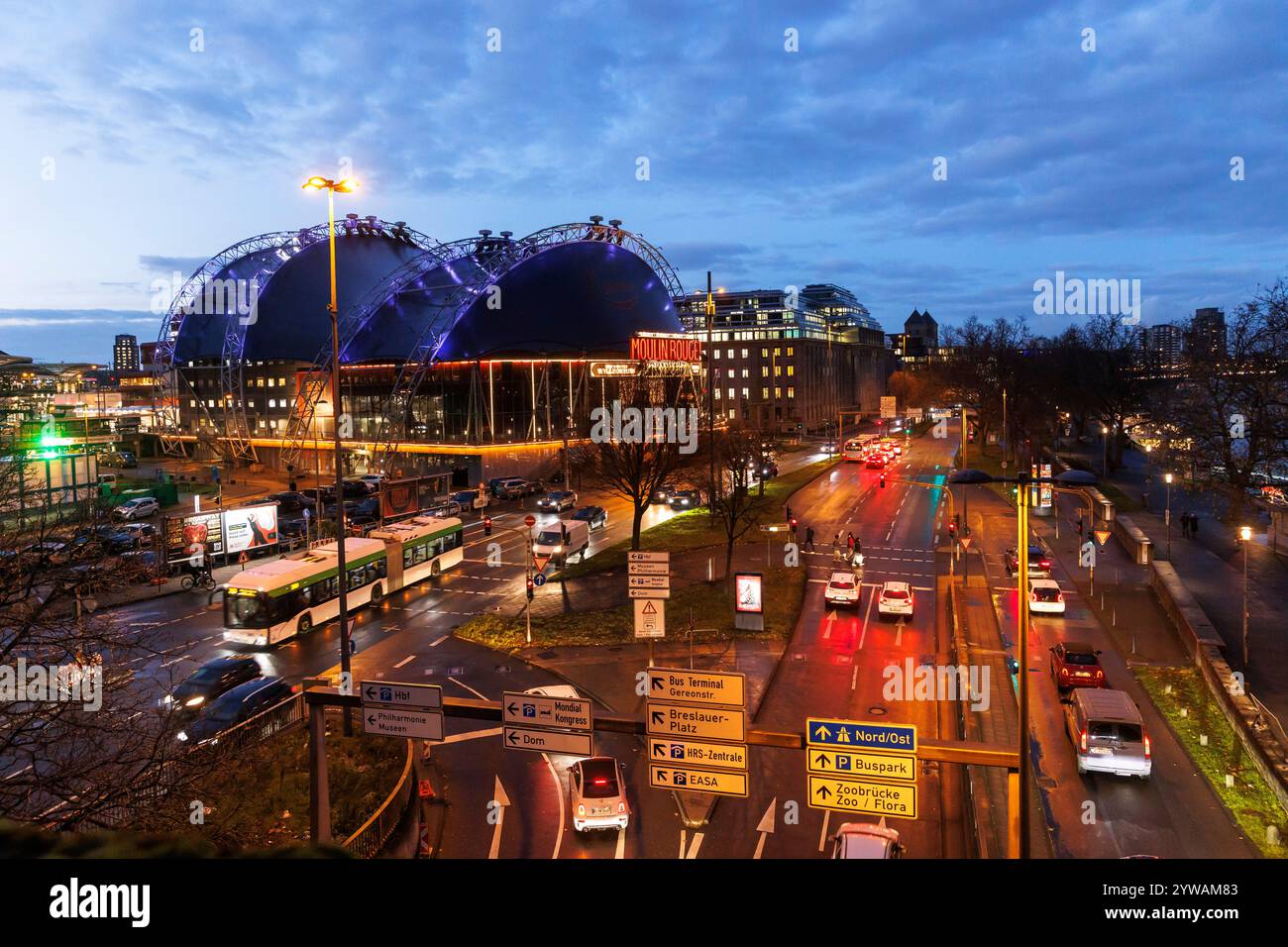 Das Theater Musical Dome am Breslauer Platz, die Straße Konrad-Adenauer-Ufer, Köln, Deutschland. das Zelttheater Musical Dome am Breslauer P Stockfoto