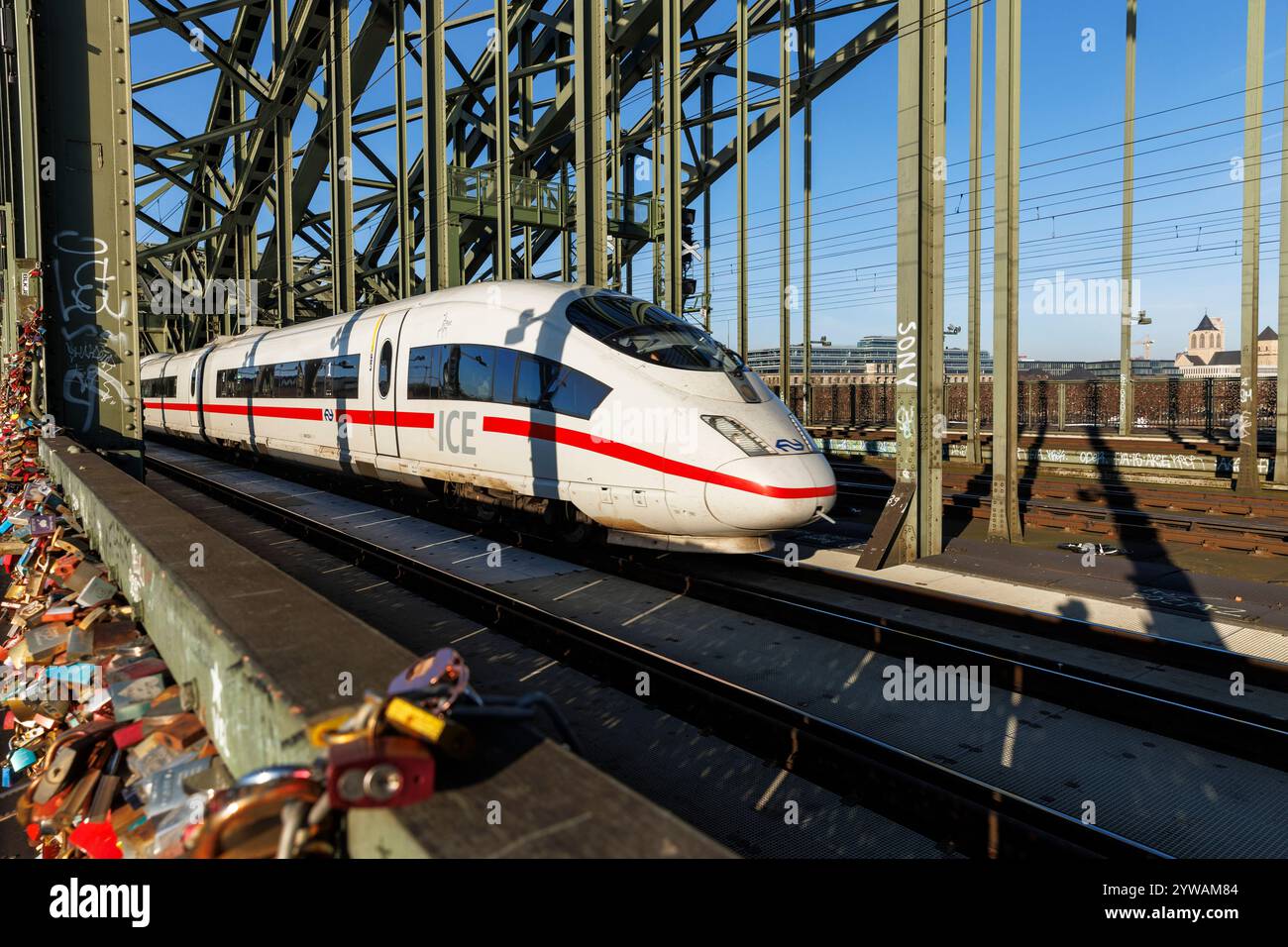 Hochgeschwindigkeitszug ICE 3 auf der Hohenzollernbrücke, Köln, Deutschland. Hochgeschwindigkeitszug ICE 3 auf der Hohenzollernbrücke, Köln, Deutschland. Stockfoto