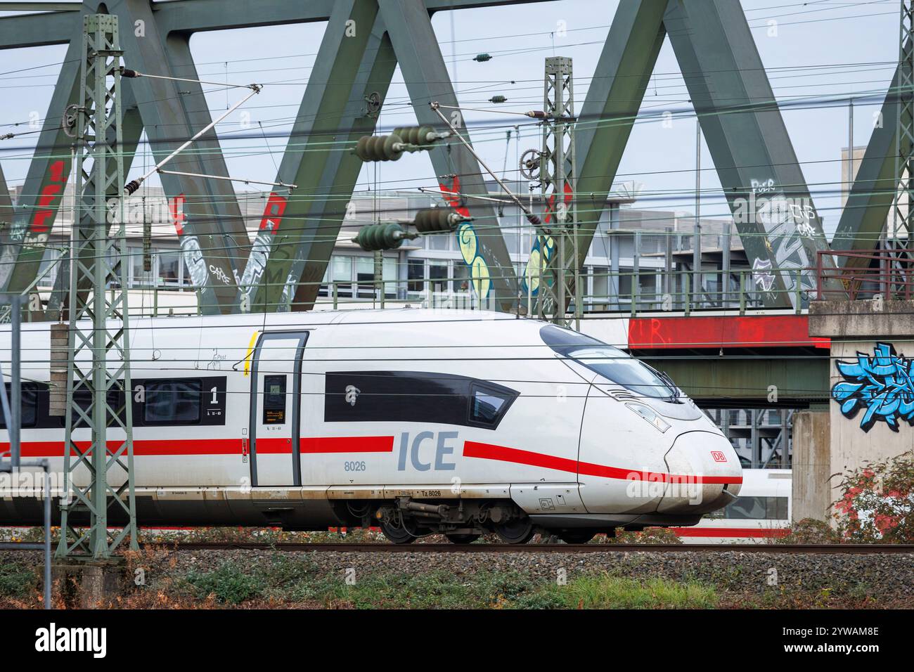 Hochgeschwindigkeitszug ICE 3 im Stadtteil Deutz, Köln, Deutschland. Hochzeitszug ICE 3 im Stadtteil Deutz, Köln, Deutschland. Stockfoto