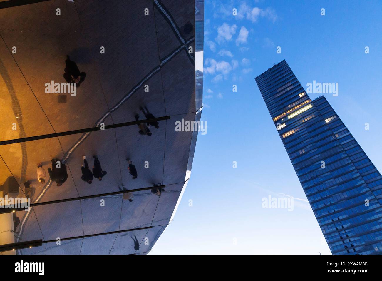 Der Kölner Turm am Mediapark, Besucher des Kinos Cinedom spiegeln sich im Baldachin, Köln, Deutschland. Der Koelnturm im Mediapark, B Stockfoto