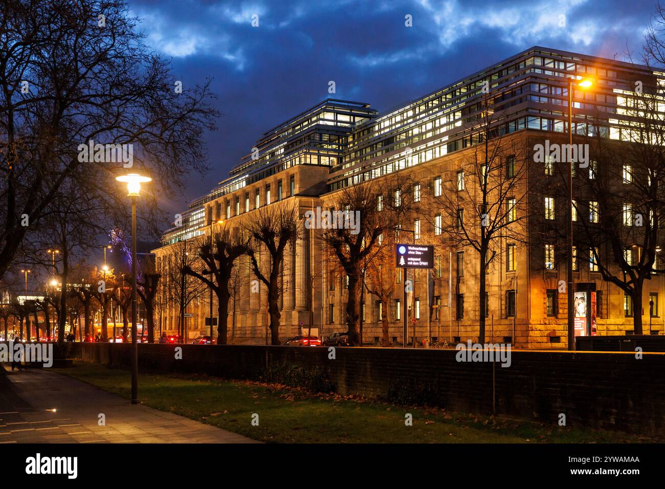 Das Bürogebäude "Neue Direktion" an der Straße Konrad-Adenauer-Ufer, Sitz der Europäischen Agentur für Flugsicherheit (EASA), Köln, Deutschland. Stockfoto
