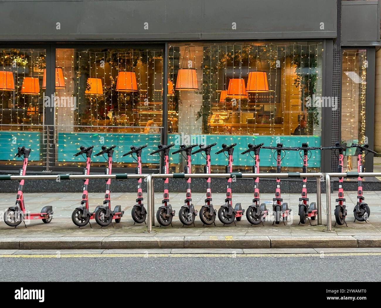 Line of VOI Leih E-Scooter an der Dale Street Liverpool Stockfoto