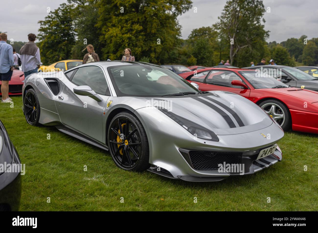 2020 Ferrari 488 Pista auf der Automobilausstellung Salon Privé Concours d’Elégance 2024 im Schloss Blenheim. Stockfoto