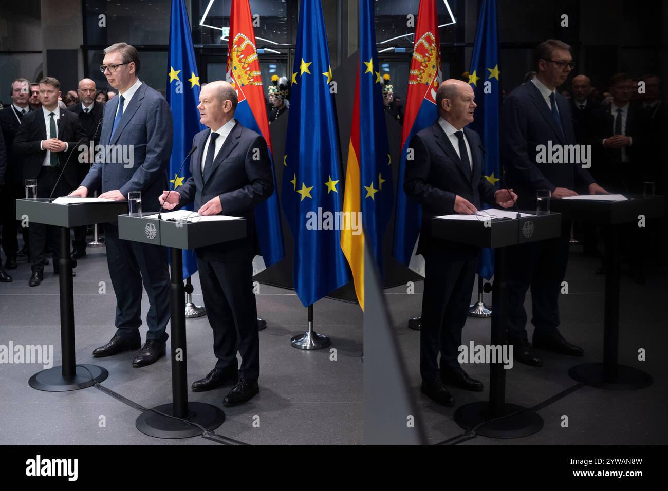 Freiberg, Deutschland. Dezember 2024. Bundeskanzler Olaf Scholz (SPD, rechts) und der serbische Präsident Aleksandar Vucic nehmen an einer Pressekonferenz im Stadt- und Bergbaumuseum Teil und werden im Fernsehen reflektiert. Thema des Treffens im Erzgebirge ist die nachhaltige Lithiumgewinnung für Batterien für Elektroautos. Quelle: Sebastian Kahnert/dpa/Alamy Live News Stockfoto