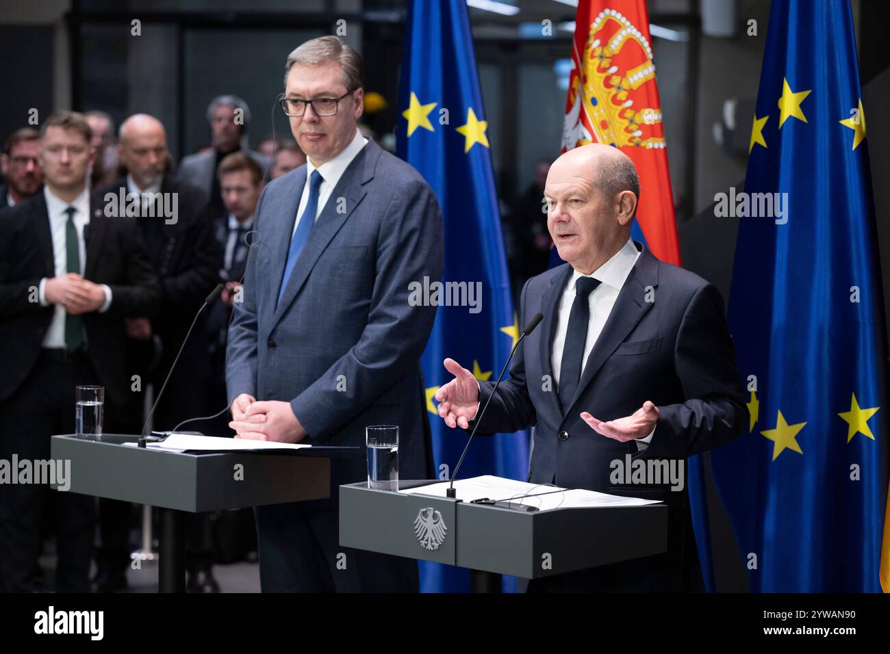 Freiberg, Deutschland. Dezember 2024. Bundeskanzler Olaf Scholz (SPD, r) und Aleksandar Vucic, Präsident der Republik Serbien, nehmen an einer Pressekonferenz im Stadt- und Bergbaumuseum Teil. Thema des Treffens im Erzgebirge ist die nachhaltige Lithiumgewinnung für Batterien für Elektroautos. Quelle: Sebastian Kahnert/dpa/Alamy Live News Stockfoto