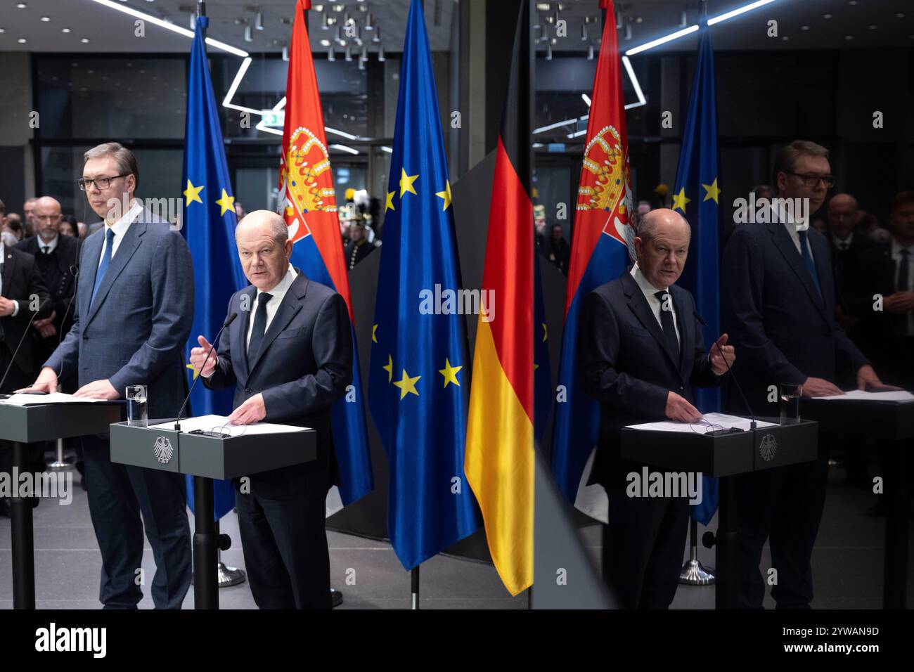 Freiberg, Deutschland. Dezember 2024. Bundeskanzler Olaf Scholz (SPD, r) und Aleksandar Vucic, Präsident der Republik Serbien, nehmen an einer Pressekonferenz im Stadt- und Bergbaumuseum Teil. Thema des Treffens im Erzgebirge ist die nachhaltige Lithiumgewinnung für Batterien für Elektroautos. Quelle: Sebastian Kahnert/dpa/Alamy Live News Stockfoto