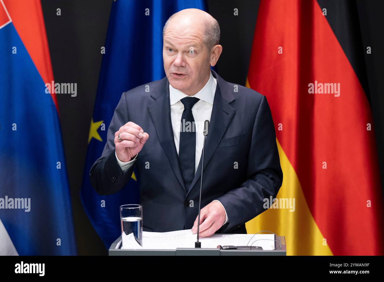 Freiberg, Deutschland. Dezember 2024. Bundeskanzler Olaf Scholz (SPD) spricht auf einer Pressekonferenz im Stadt- und Bergbaumuseum. Thema des Treffens im Erzgebirge ist die nachhaltige Lithiumgewinnung für Batterien für Elektroautos. Quelle: Sebastian Kahnert/dpa/Alamy Live News Stockfoto