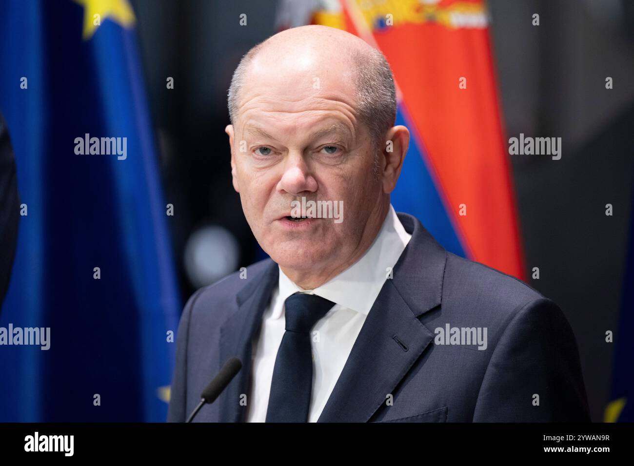 Freiberg, Deutschland. Dezember 2024. Bundeskanzler Olaf Scholz (SPD) spricht auf einer Pressekonferenz im Stadt- und Bergbaumuseum. Thema des Treffens im Erzgebirge ist die nachhaltige Lithiumgewinnung für Batterien für Elektroautos. Quelle: Sebastian Kahnert/dpa/Alamy Live News Stockfoto