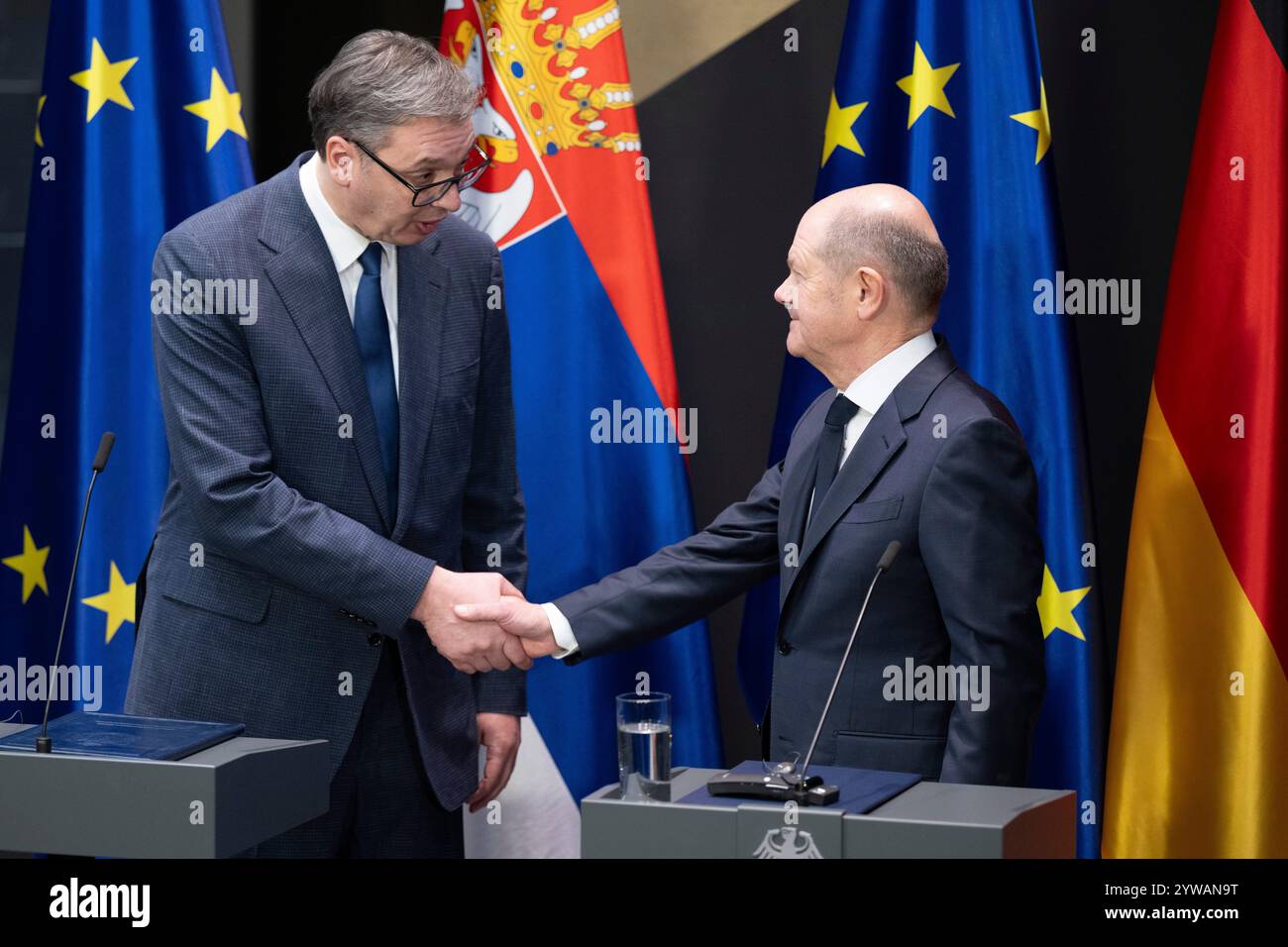 Freiberg, Deutschland. Dezember 2024. Bundeskanzler Olaf Scholz (SPD, r) schüttelt nach einer Pressekonferenz im Stadt- und Bergbaumuseum Aleksandar Vucic die Hand. Thema des Treffens im Erzgebirge ist die nachhaltige Lithiumproduktion für Batterien für Elektroautos. Quelle: Sebastian Kahnert/dpa/Alamy Live News Stockfoto