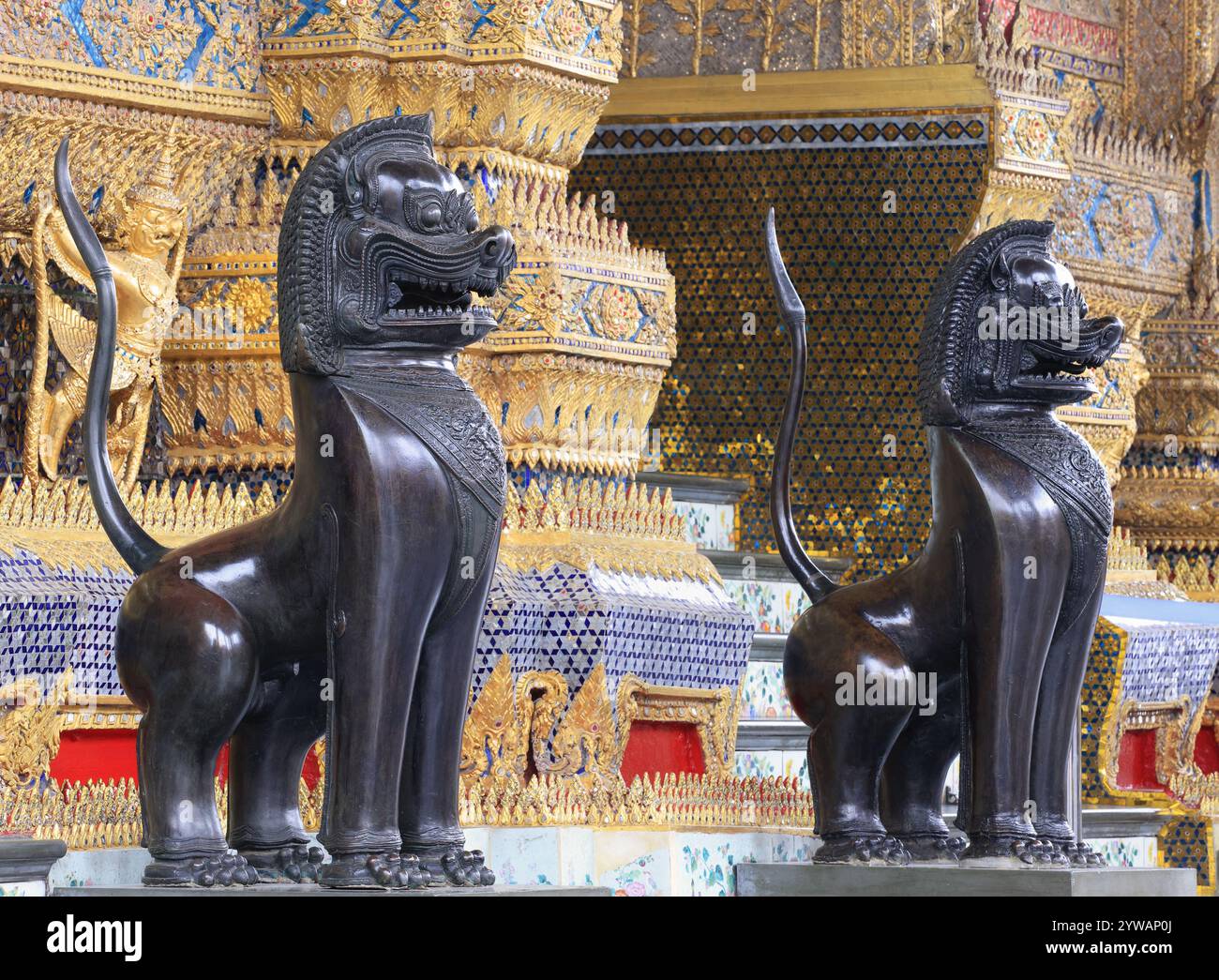Traditionelle Statuen des Schwarzen Drachens, Außendetail des Smaragdbuddhas im Wat Phra Kaew Stockfoto
