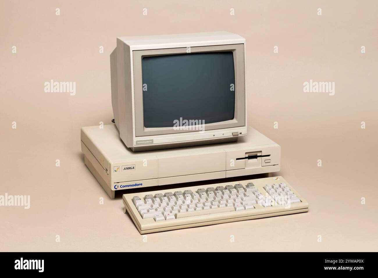 Pavia, Lombardei, Italien - 12. Oktober 2024: Commodore Amiga 1000, das erste Modell, das 1985 veröffentlicht wurde. Der Preis lag 1985 bei 1500 US-Dollar, mit einem 68k-Prozessor von Motorola. Stockfoto