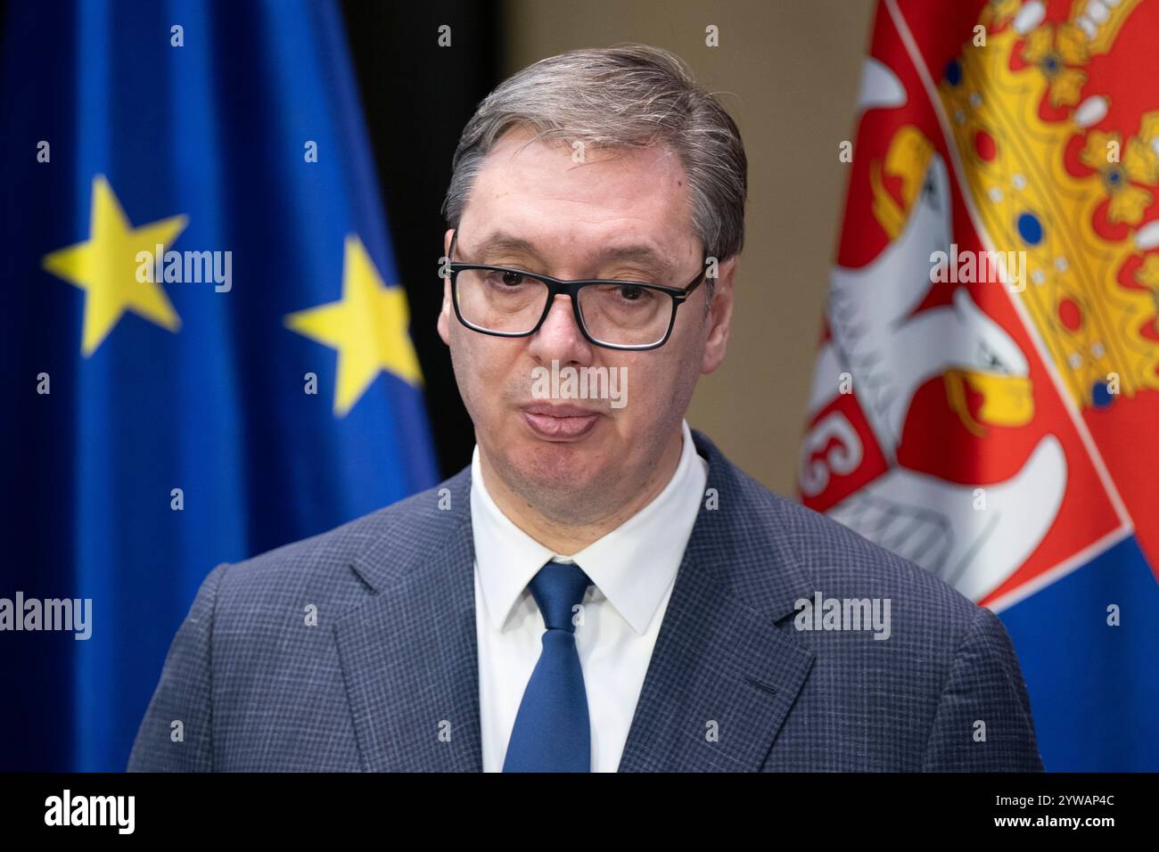 Freiberg, Deutschland. Dezember 2024. Aleksandar Vucic, Präsident der Republik Serbien, nimmt an einer Pressekonferenz im Stadt- und Bergbaumuseum Teil. Thema des Treffens im Erzgebirge ist die nachhaltige Lithiumgewinnung für Batterien für Elektroautos. Quelle: Sebastian Kahnert/dpa/Alamy Live News Stockfoto