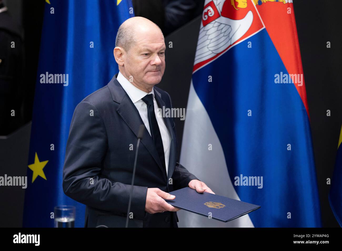 Freiberg, Deutschland. Dezember 2024. Bundeskanzler Olaf Scholz (SPD) nimmt an einer Pressekonferenz im Stadt- und Bergbaumuseum Teil. Thema des Treffens im Erzgebirge ist die nachhaltige Lithiumgewinnung für Batterien für Elektroautos. Quelle: Sebastian Kahnert/dpa/Alamy Live News Stockfoto